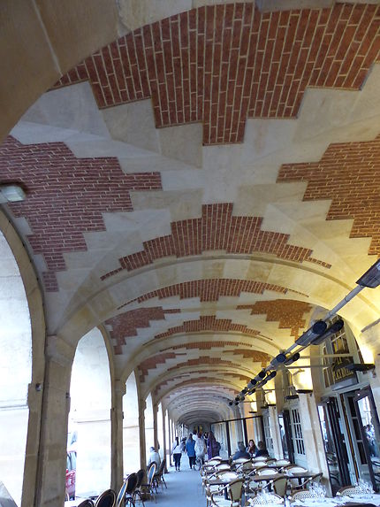 Sous les arcades de la place des Vosges