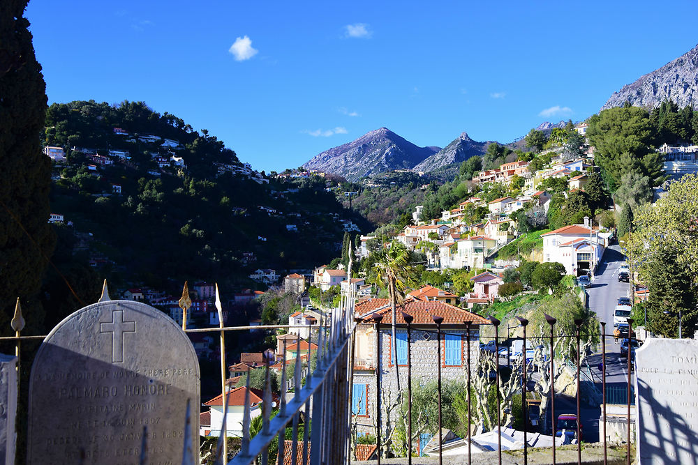 Les montagnes derrière Menton