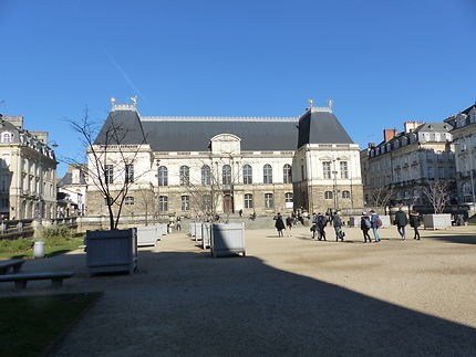 Le Parlement et son jardin à Rennes