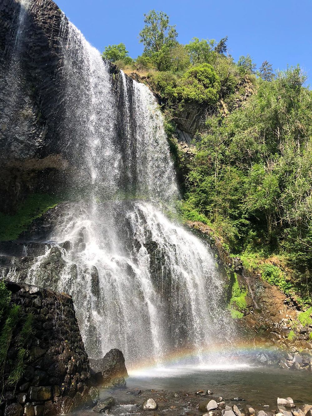 Un peu de fraîcheur devant la cascade de la Beaume