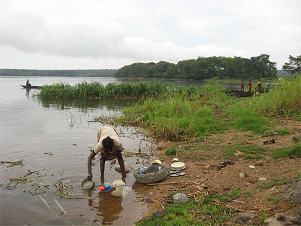 Matin le long du fleuve congo