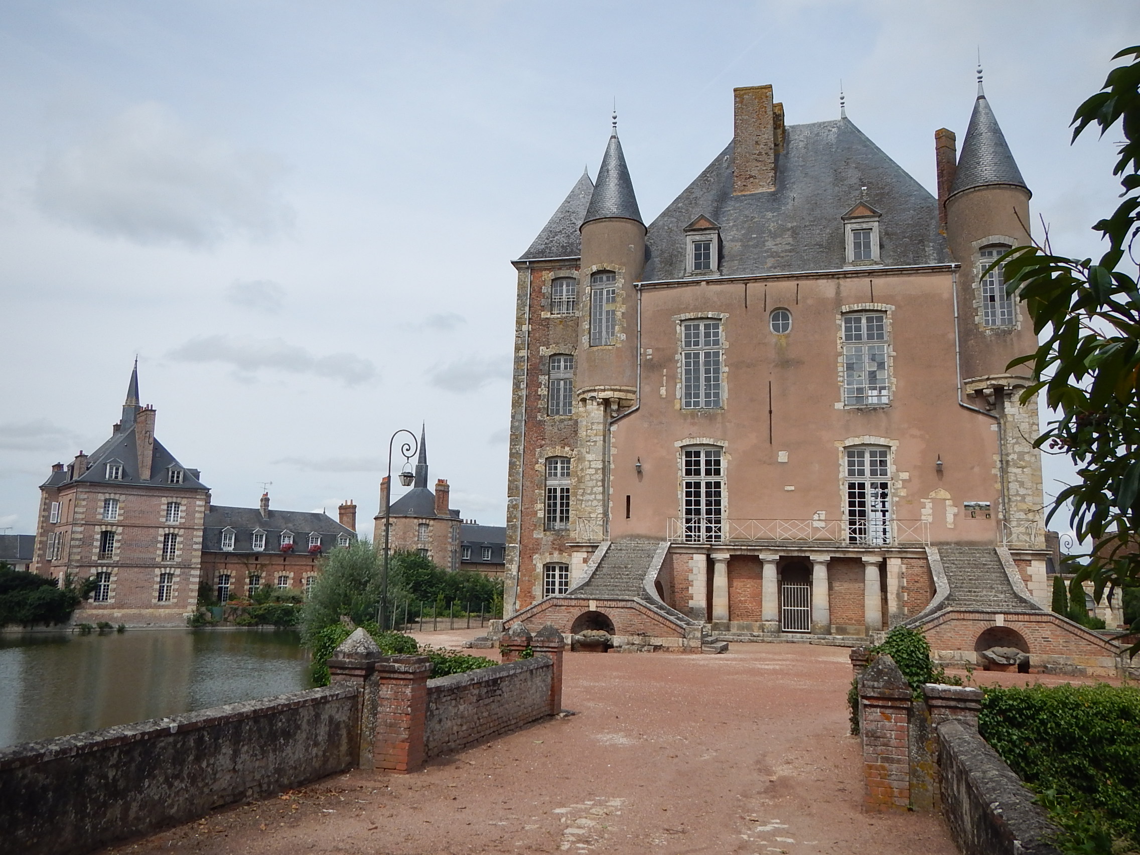 Entrée du château de Bellegarde Entrée du château de Bellegarde