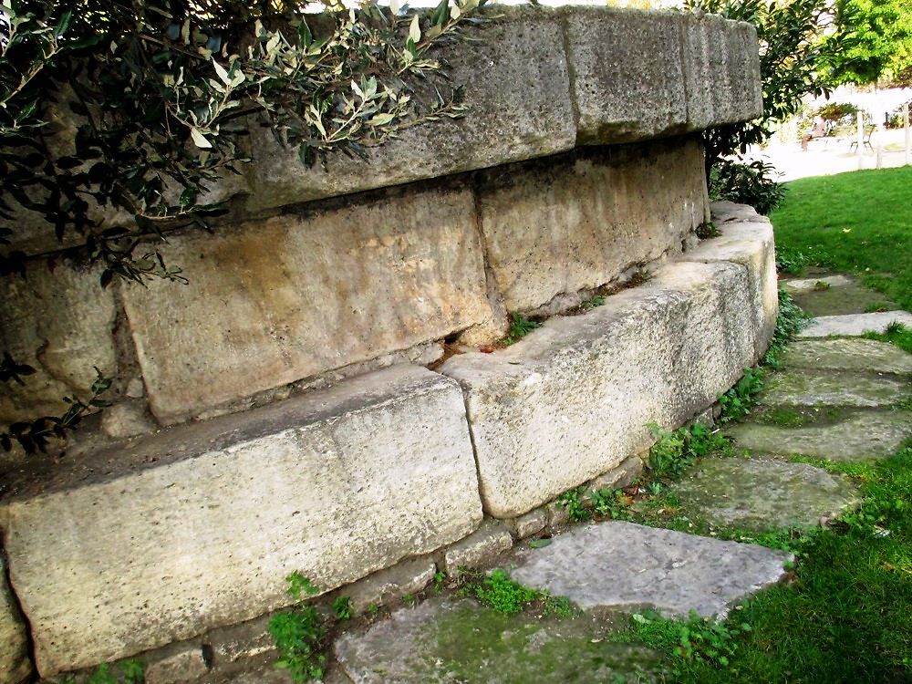 Vestige d'une tour de la prison de la Bastille 