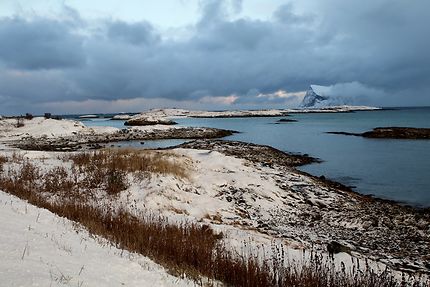 Fjord avant la tempête près de l'île de Sommaroy