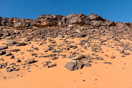 Moul N'Aga - Eboulis de pierres sur tapis de sable