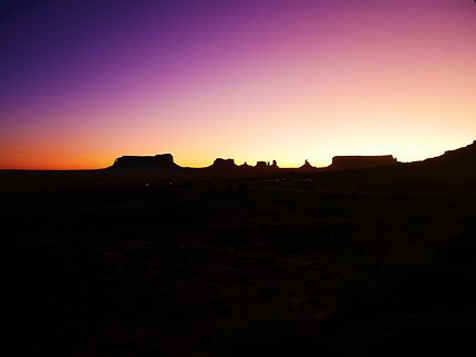 Lever de soleil sur Monument Valley 