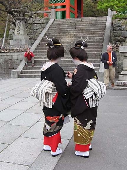 Femmes en tenue traditionnelle