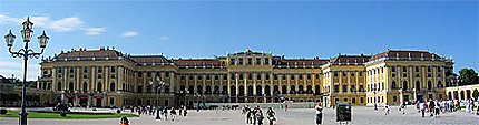 Vienne-Château-de-Schönbrunn-vue-coté-cour