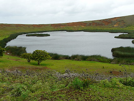 Le lac d'eau douce dans l'ancien cratère