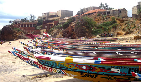 Pirogues sur la plage de Toubab Dialaw Pirogues sur la plage de Toubab Dialaw