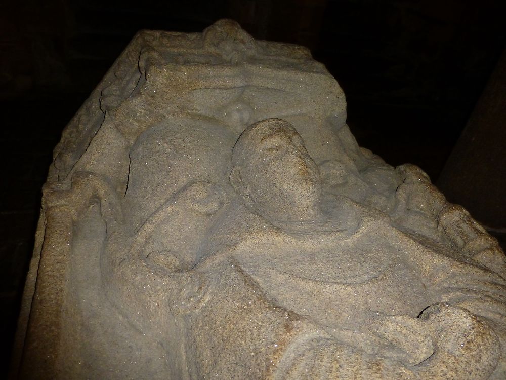 Gisant de l'abbaye de Quimperlé