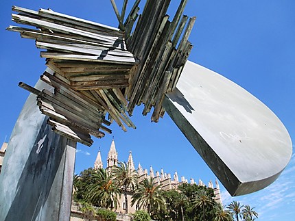 Cathédrale de Palma et sculpture moderne