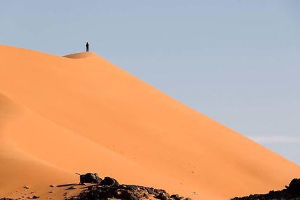 Moul N'Aga - Randonneur au sommet de la dune
