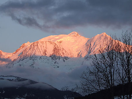 Spectacle de la nature : rosée du soir sur le Mont-Blanc 