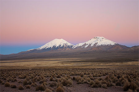 Lever du soleil sur les volcans Lever du soleil sur les volcans
