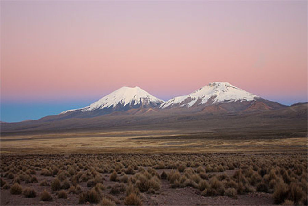 Lever du soleil sur les volcans