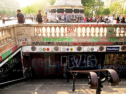 Place de la République et ses graffitis