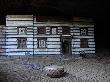 L'église Yemrehanna Krestos L'église Yemrehanna Krestos