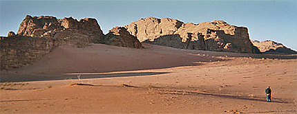 Touriste perdu dans l'immensité du désert...
