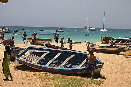 Bateaux de pêche sur le sable