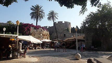 Rue médiévale à Rhodes