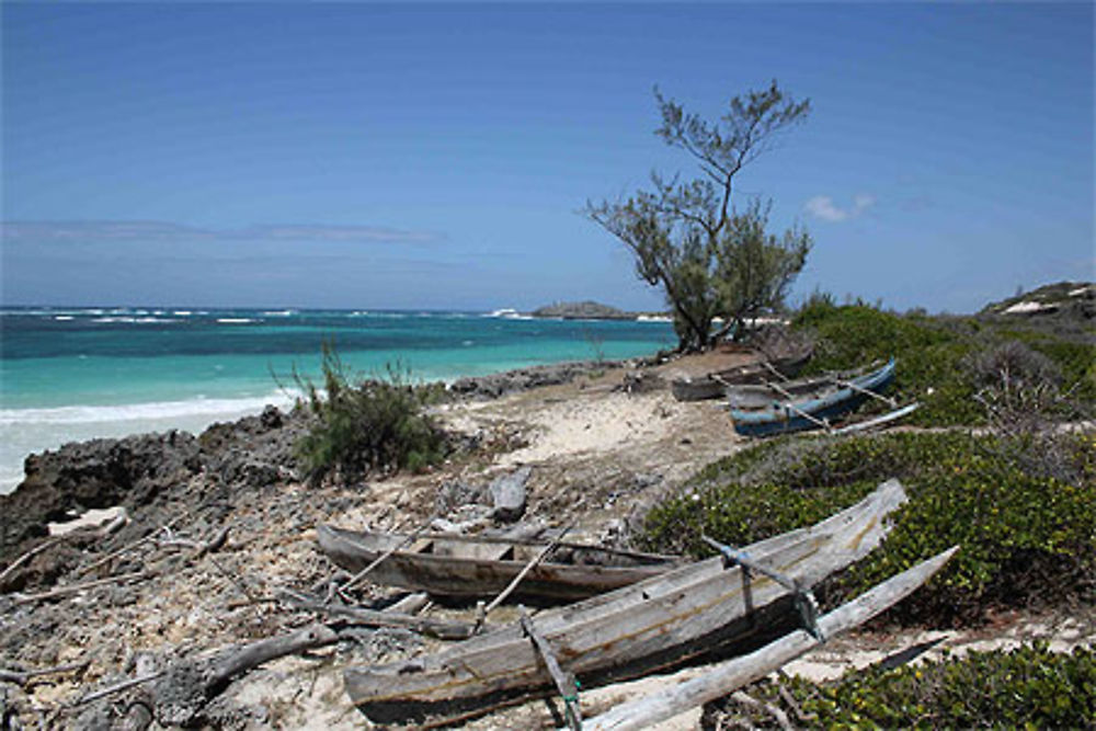 Plage de tsingys et pirogues