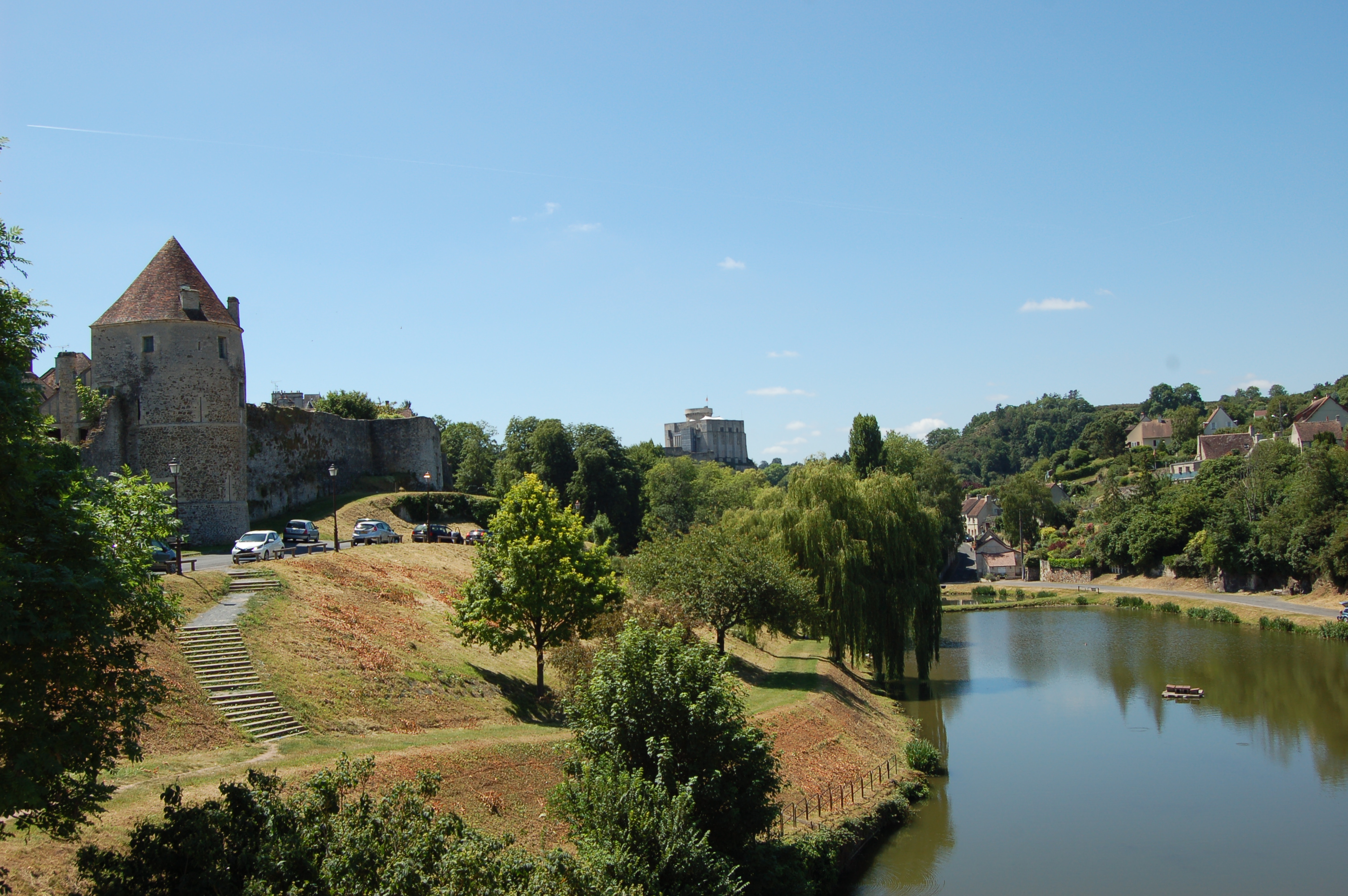 Vue sur le centre-ville et le château de Falaise Vue sur le centre-ville et le château de Falaise