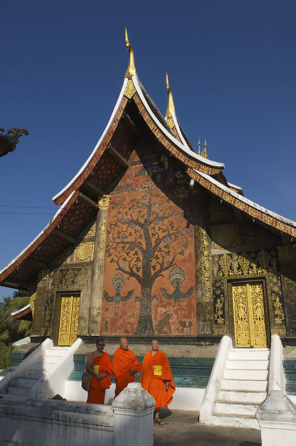 Moines au Wat Xieng Thong