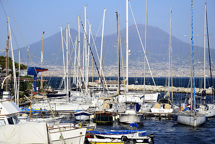 Port de Naples et Vésuve