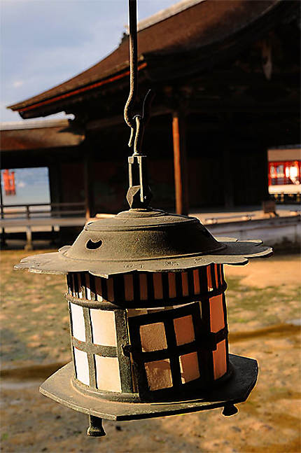Lanterne de temple Shinto