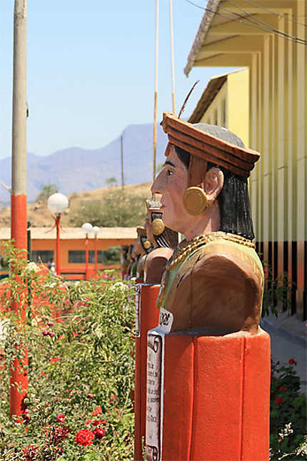 Jeux de statues en façade d'une école