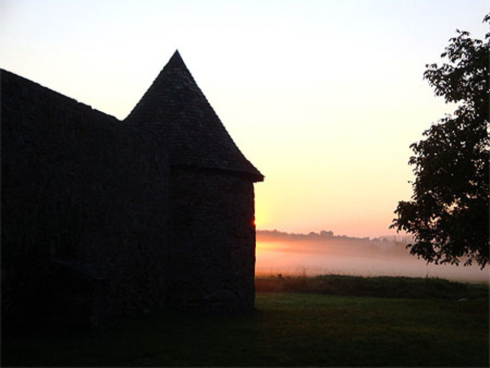 Lever de soleil sur le cimetière fortifié