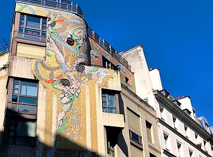 Belle fresque en mosaïque dorée