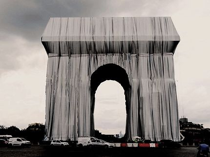 L' Arc de Triomphe empaqueté par Christo