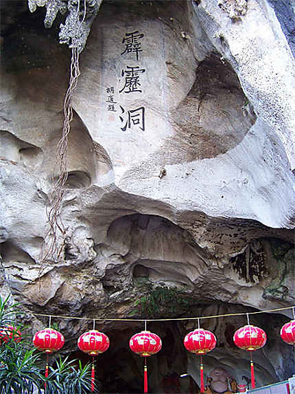 Temple chinois dans une grotte
