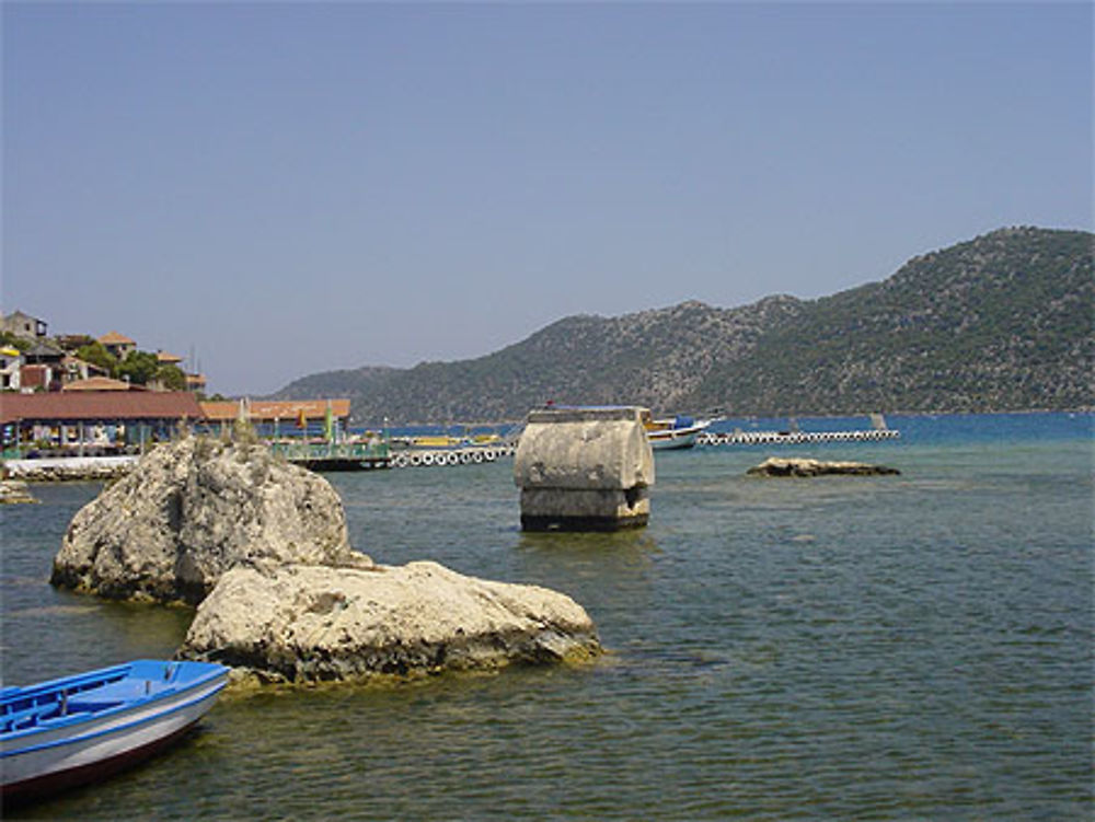 Ancien sarcophage dans la mer