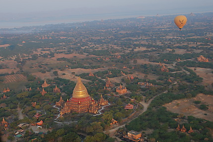 Vol en ballon au-dessus de Bagan