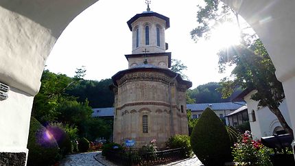 Monastère de Dintr-un Lemn