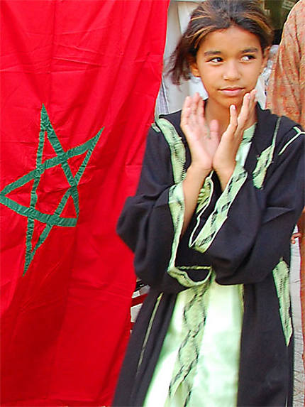 Fille au drapeau Marocain