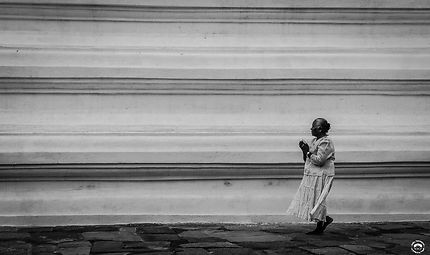 La femme qui prie, Anuradhapura