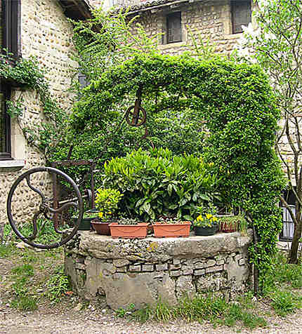 Pérouges - Le puits jardin