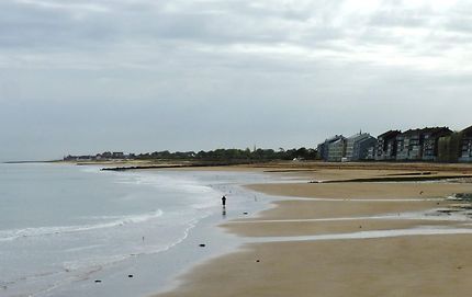 Marcheur solitaire sur la plage de courseulles