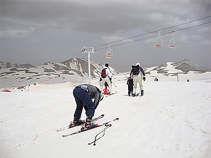 Skieurs sur le Tochal