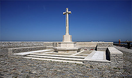 Monument commémoratif, avant-port, Calais