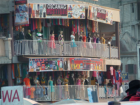 Les mannequins au balcon Les mannequins au balcon