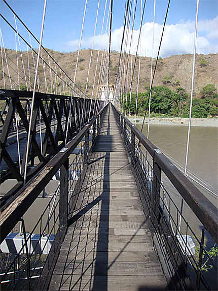 Pont suspendu sur le fleuve Cauca