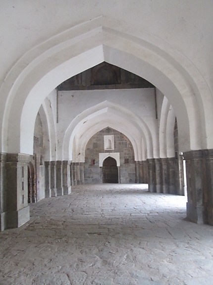 Colonnade de la Tombe d'Isa Khan