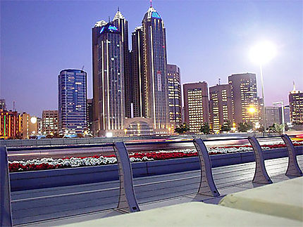 Abu Dhabi by night depuis la corniche