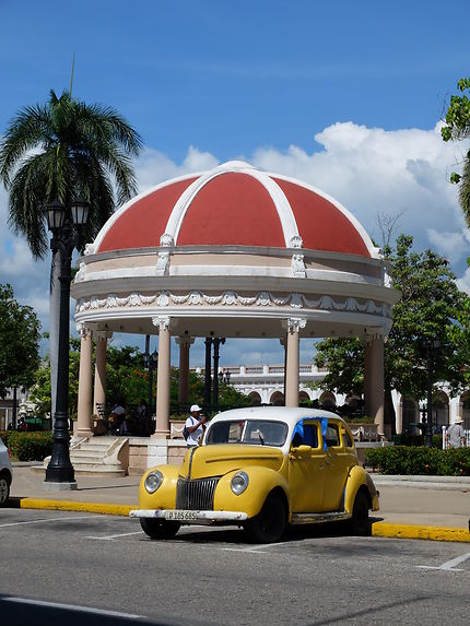Le kiosque et la voiture à Cienfuegos, Cuba
