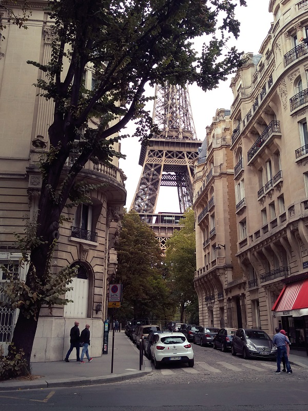 La Tour Eiffel entre deux rues